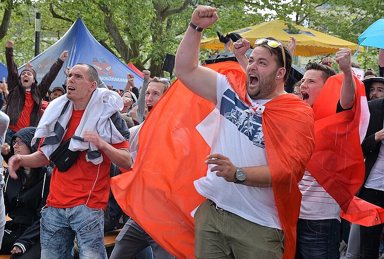 Ab heute, 14. Juni kann in den regionalen Public Viewings wieder mitgejubelt werden. Das erste Spiel der Schweizer Nati wird am Sonntag, 17. Juni ab 20 Uhr beispielsweise auf der LED-Wand vor der Oltner Schützi gezeigt. (Bild: Archiv/vwe)