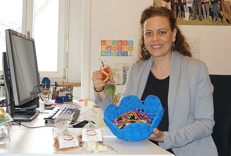 Mit Souvenirs zurück aus Haiti: Susanne Furler von Horyzon zeigt die Armbänder, die Frauen in Port-au-Prince herstellten und als Dankeschön an einem der diesjährigen Sponsorenläufe für die Stiftung verteilt werden. (Bild: Franz Beidler)