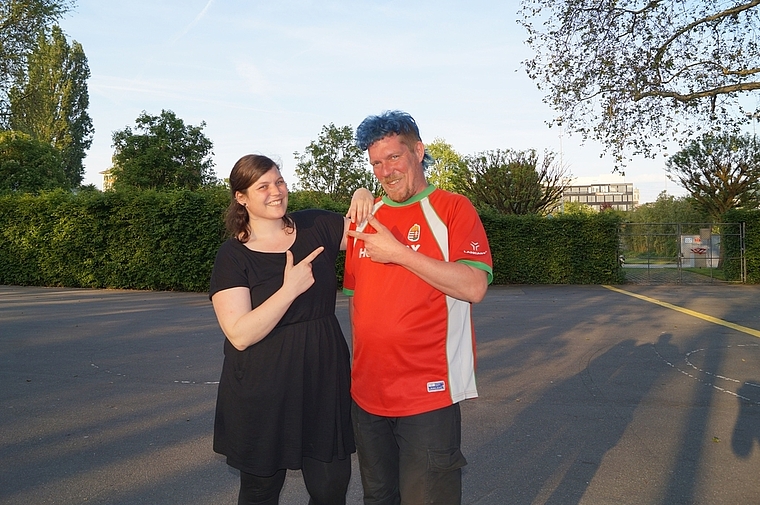 Marielle Studer und Christoph Birrer vom Verein APA - Aktion Platz für Alle auf der Schützenmatte, wo am Samstag, 1. Juni das 10. Multikulti Streetsoccer Turnier stattfindet: «Man hilft einander, das ist Olten». (Bild:  Franz Beidler)