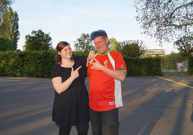 Marielle Studer und Christoph Birrer vom Verein APA - Aktion Platz für Alle auf der Schützenmatte, wo am Samstag, 1. Juni das 10. Multikulti Streetsoccer Turnier stattfindet: «Man hilft einander, das ist Olten». (Bild:  Franz Beidler)