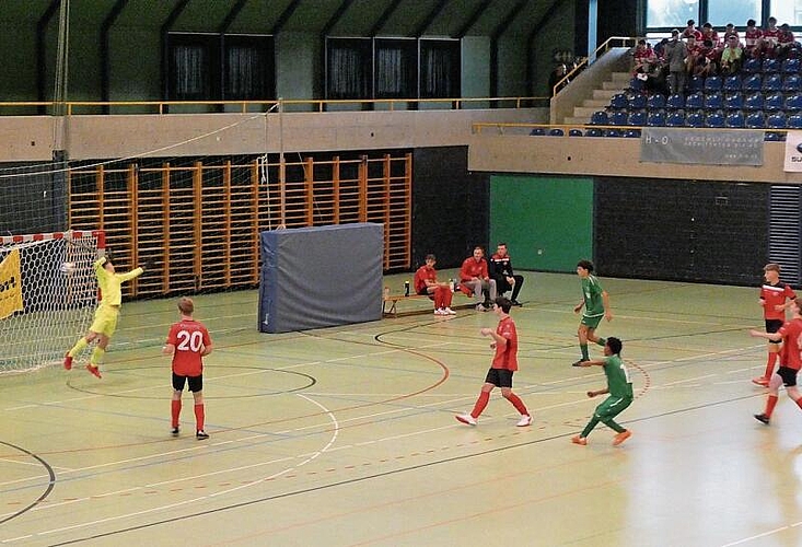 Der herrliche Siegestreffer für die Junioren des FC Winznau (grün) gegen den aus dem Kanton Luzern angereisten FC Rothenburg (rot). (Bilder: Hans Himmelreich)