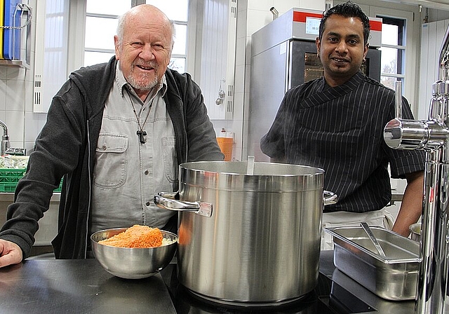 Der Guardian Bruder Werner (links) und Allrounder Noel Mariampllai in der neuen Küche des Kapuzinerklosters Olten. mim)
