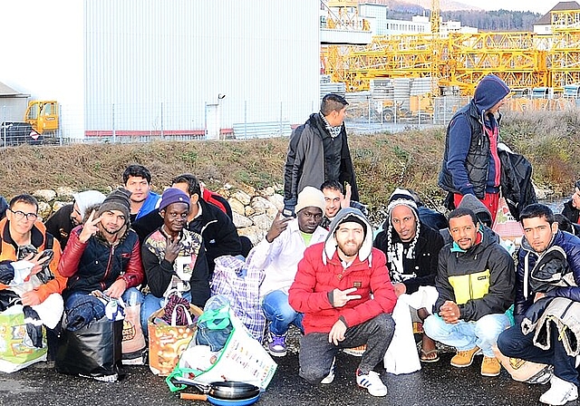 Der Ansturm auf die gesammelten Waren war gross: «Vor allem Winterkleider werden dringend benötigt», so Initiant der Kleidersammlung Luc Nünlist. (Bild: ZVG)
