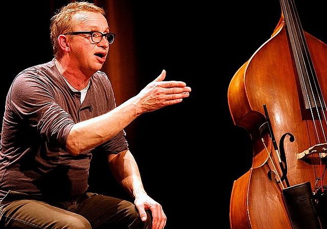 Der Musiker und Geschichtenerzähler Philipp Galizia wird sich am Donnerstag, 22. September gemeinsam mit Autorinnen und Autoren in kriminalistische Abgründe stürzen. (Bild: ZVG)
