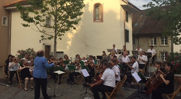 Das Stadtorchester Olten spielt ihre diesjährige Serenade zum Thema Wasser im Strandbad Olten. (Bild: ZVG)