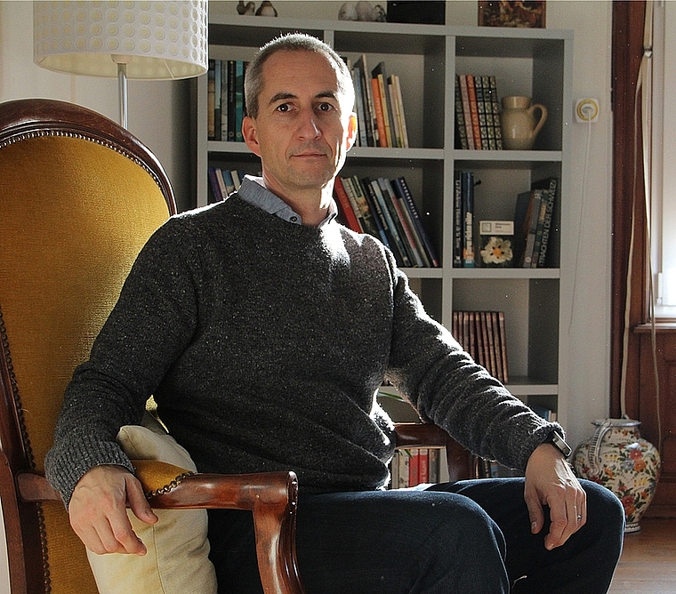 Präsident des Trägervereins Tagesstätte Olten, Thomas Schwab, in einem von drei Ruhezimmern im ersten Stock der Tagesstätte Sonnegg. mim)