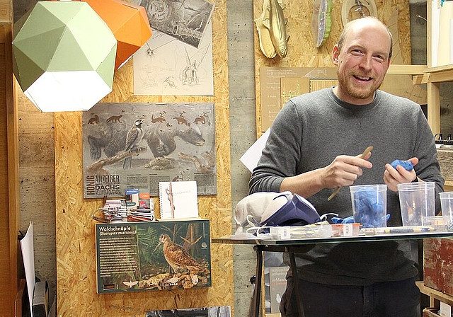 Kinderzeichnungen machen sichtbar, dass er bereits von klein auf gestalterisch tätig ist. Der Dekorationsgestalter und wissenschaftliche Zeichner Caspar Klein schafft mit Details ein Ambiente, mit dem er seine Kunden inspirieren will. (Bild: Sonja F
