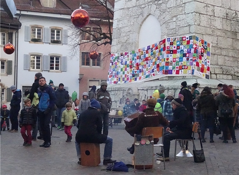 Mittels verschiedener Aktivitäten können Kinder am Sonntag, 20. November ihre Meinung kundtun. Ebenfalls wieder mitdabei ist auch die riesige Fahne, die auf dem Platz aufgehängt wird. (Bild: ZVG/Archiv Robi Olten)