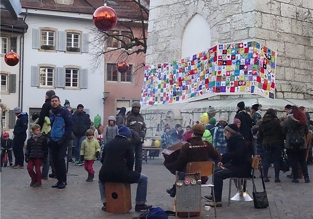 Mittels verschiedener Aktivitäten können Kinder am Sonntag, 20. November ihre Meinung kundtun. Ebenfalls wieder mitdabei ist auch die riesige Fahne, die auf dem Platz aufgehängt wird. (Bild: ZVG/Archiv Robi Olten)