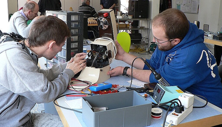 Besucher reparieren unter der Anleitung von Profis ihre Lieblingsgegenstände: Am Samstag, 19. Oktober findet im Cultibo das Repair Café statt. (Bild: ZVG)