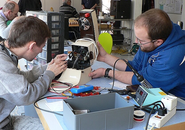 Besucher reparieren unter der Anleitung von Profis ihre Lieblingsgegenstände: Am Samstag, 19. Oktober findet im Cultibo das Repair Café statt. (Bild: ZVG)