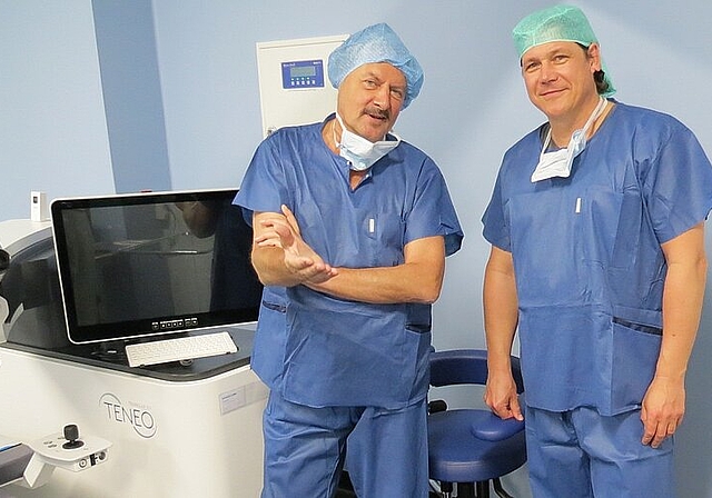 Gefeiert wird wegen Corona erst im nächsten Jahr: Dr. med. Alex Heuberger (l.) und Prof. Dr. med. Torsten Schlote. (Bild: ZVG)