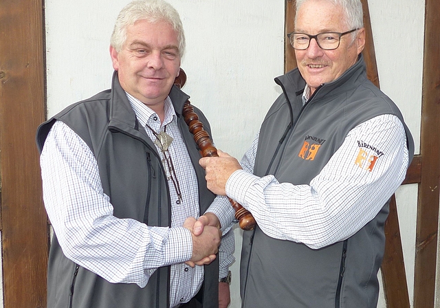 Daniel Meier (l.) wird zum Jungzünfter geschlagen. (Bild:  ZVG)