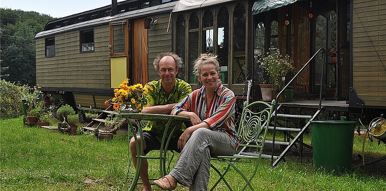 Didi Sommer, 47 Jahre und Cécile Steck, 43 Jahre vor ihrem Zuhause auf Rädern. mim)
