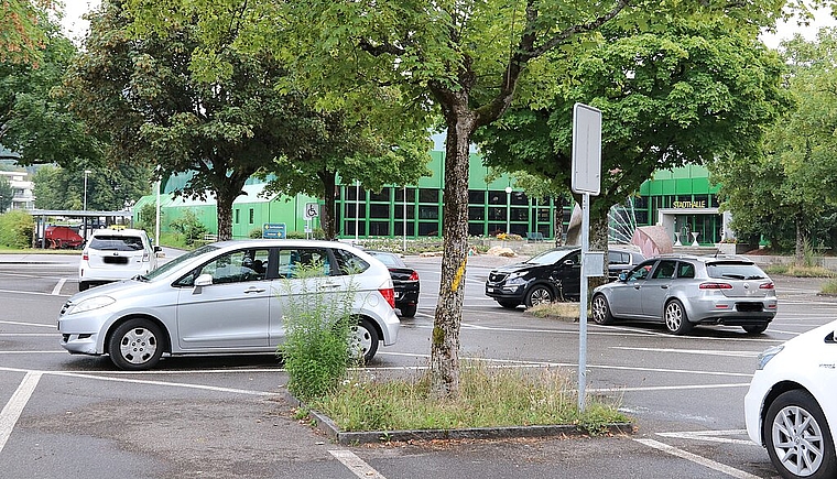 Auch die Parkplätze bei der Stadthalle sollen eine Parkuhr bekommen. (Bild: mim)