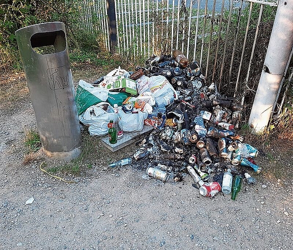 Ein Abfallberg – noch dazu in Brand gesetzt – neben einem Abfalleimer: Auch mit solchen Szenen sehen sich die Werkhofmitarbeitenden konfrontiert. (Bilder: ZVG)