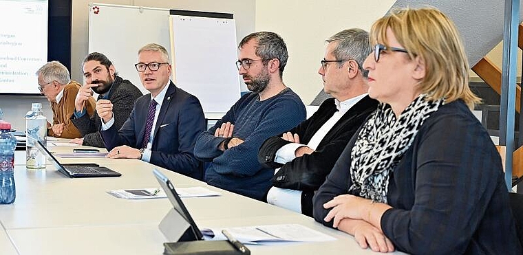 Sie präsentierten am Montag den Medienschaffenden die Ziele des Stadtrates für das Jahr 2023 (v.r.): Marion Rauber (Bau), Benvenuto Savoldelli (Finanzen und Dienste), Raphael Schär-Sommer (Soziales), Stadtpräsident Thomas Marbet, Nils Löffel (Bi