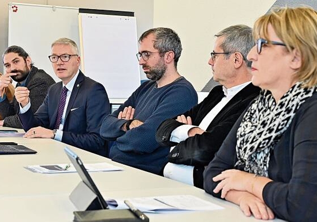 Sie präsentierten am Montag den Medienschaffenden die Ziele des Stadtrates für das Jahr 2023 (v.r.): Marion Rauber (Bau), Benvenuto Savoldelli (Finanzen und Dienste), Raphael Schär-Sommer (Soziales), Stadtpräsident Thomas Marbet, Nils Löffel (Bi