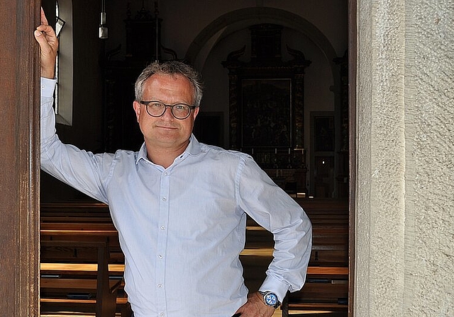 Der Christ und Journalist Werner De Schepper vor der Kapelle des Klosters: «Ich will das Tor zur weiten Welt öffnen.» jpi)