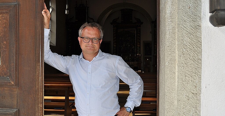 Der Christ und Journalist Werner De Schepper vor der Kapelle des Klosters: «Ich will das Tor zur weiten Welt öffnen.» jpi)