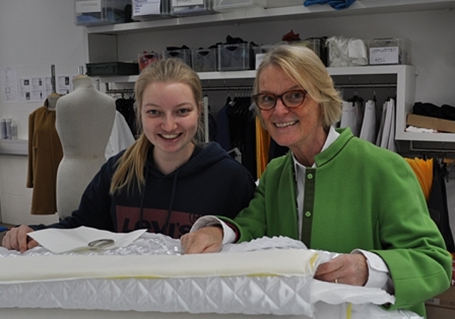 Auszubildende Tatjana Bader (l.) und Schulleiterin Cornelia Jelitto im Atelier der Schule für Mode und Gestalten. Hier werden rund dreihundert Kostüme für die Oltner Fasnacht angefertigt. (Bild: Franz Beidler)
