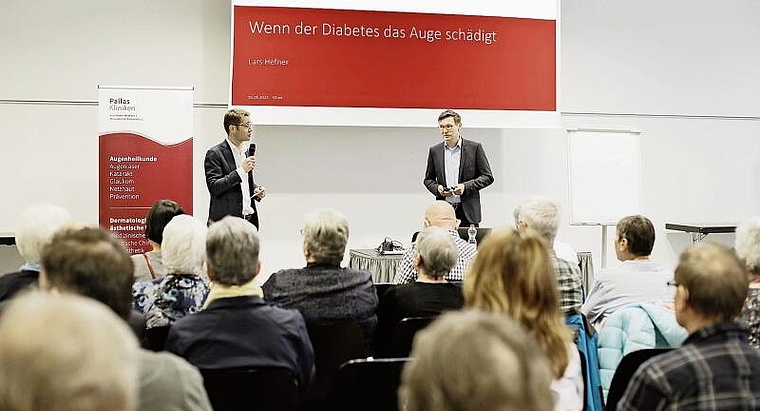 Es war eine sehr interessierte Zuhörerschaft von rund 40 Teilnehmern anwesend. Auf dem Bild sind der Präsident von Diabetes Solothurn Beat Strub und der Oberarzt Dr. med. Lars Hefner zu sehen. (Bild: ZVG)