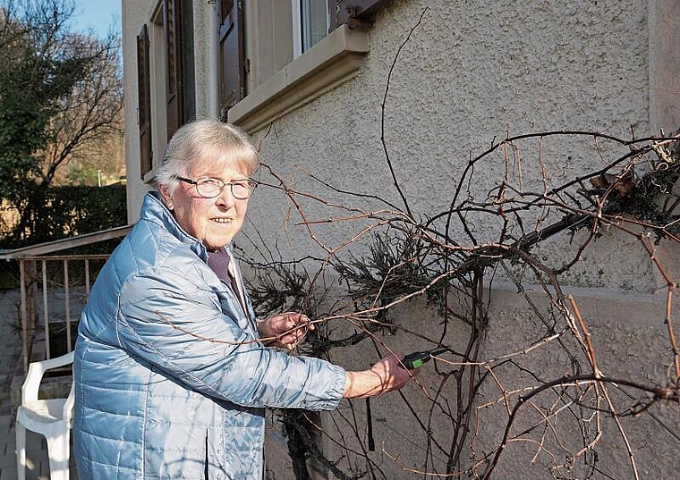 Ida Waltenspühl ist auch oft im Garten anzutreffen, etwa beim Pflegen ihrer Rebe. (Bild: Achim Günter)