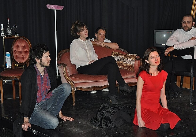 Intensive Probezeit vor der Premiere am 30. März: Lukas Linder (v.l.), Anna und Tobias Rothenfluh, Miloud Genova und vorne im roten Kleid Aisha Paloma Braun. Auf dem Bild fehlen Miriam Lustig und Gina Domeniconi. mim)
