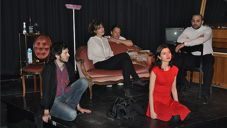 Intensive Probezeit vor der Premiere am 30. März: Lukas Linder (v.l.), Anna und Tobias Rothenfluh, Miloud Genova und vorne im roten Kleid Aisha Paloma Braun. Auf dem Bild fehlen Miriam Lustig und Gina Domeniconi. mim)