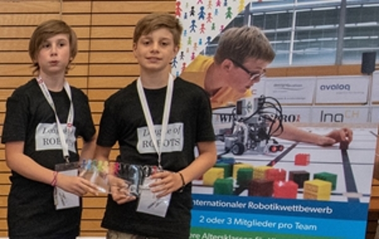 Die Erlinsbacher Nicola Alessandrelli (l.) und Jakob Hechler dürfen an der World Robot Olympiad teilnehmen. (Bild: ZVG)