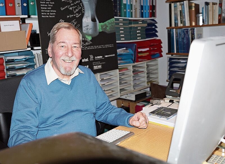 Hier in seinem Arbeitszimmer verbringt Peter Niklaus viel Zeit. Er schreibt an einem biographischen Roman. (Bild: Achim Günter)
