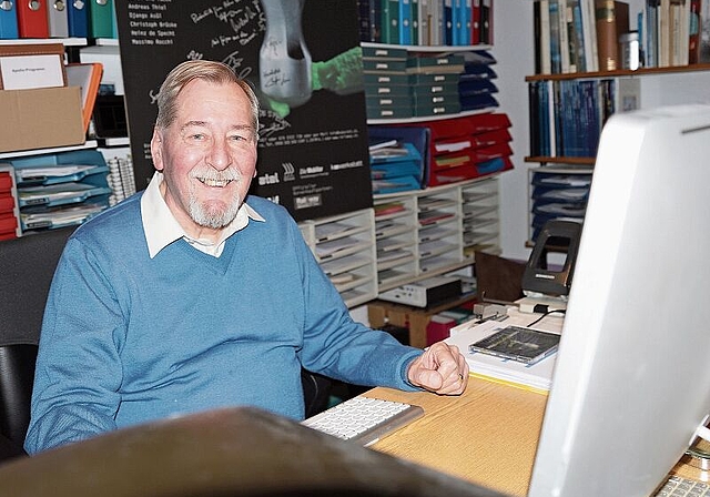 Hier in seinem Arbeitszimmer verbringt Peter Niklaus viel Zeit. Er schreibt an einem biographischen Roman. (Bild: Achim Günter)