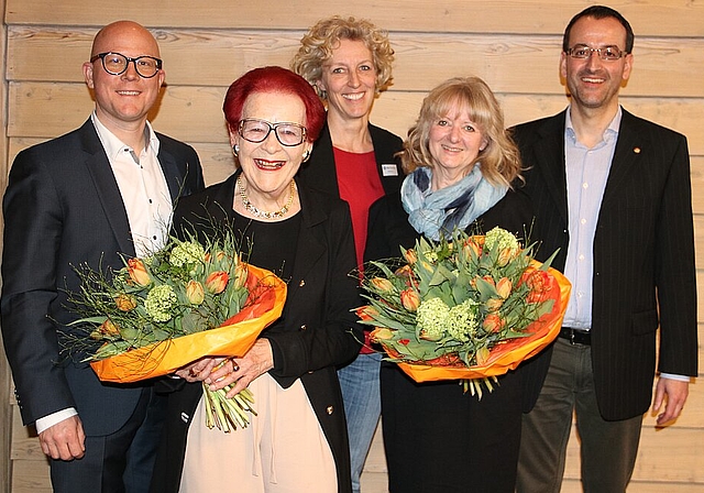 Strahlende Gesichter an der 34. Generalversammlung: (v.l. hinten) Deny Sonderegger (Präsident Region Olten Tourismus), Cornelia Flury (Mitarbeiterin Tourist Center) und Stefan Ulrich (Geschäftsführer Region Olten Tourismus) mit den Stadtführerinn