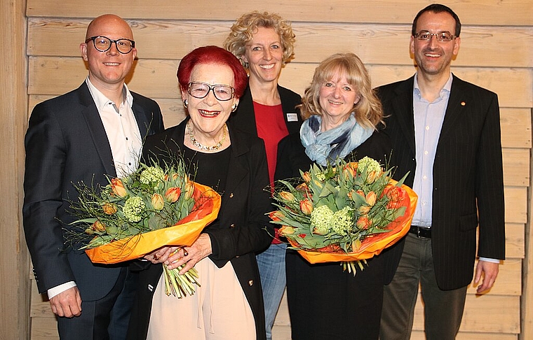 Strahlende Gesichter an der 34. Generalversammlung: (v.l. hinten) Deny Sonderegger (Präsident Region Olten Tourismus), Cornelia Flury (Mitarbeiterin Tourist Center) und Stefan Ulrich (Geschäftsführer Region Olten Tourismus) mit den Stadtführerinn