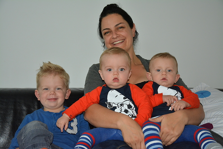 Monika Schildknecht mit ihren süssen Söhnen (v.l.): Samy, Timo und Nik.(Bild: B. Beyeler)