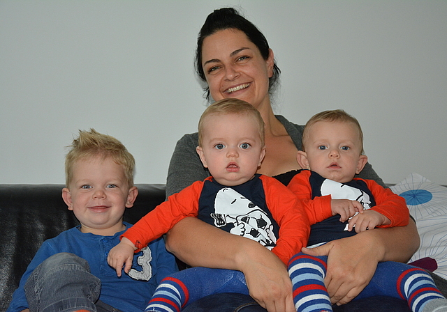 Monika Schildknecht mit ihren süssen Söhnen (v.l.): Samy, Timo und Nik.(Bild: B. Beyeler)