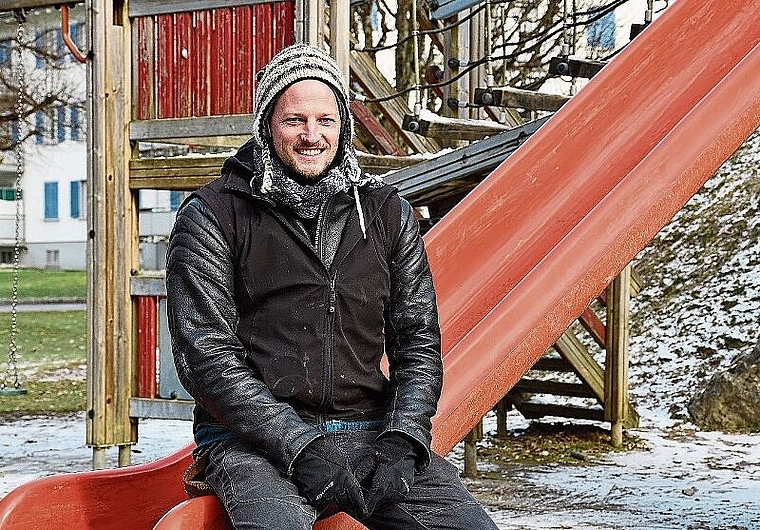 David Steiger, Co-Leiter des Robi Olten und Hauptverantwortlicher des Projekts «Integration durch Partizipation», auf dem Spielplatz Vögeligarten. (Bild: Franz Beidler)