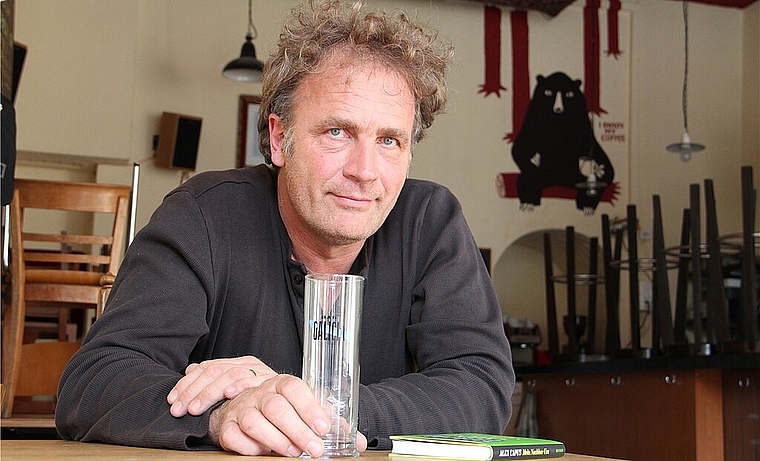 Alex Capus im Galicia - seiner Bar mit einem Hauch Spanien und eigenem Oltner Bier. mim)
