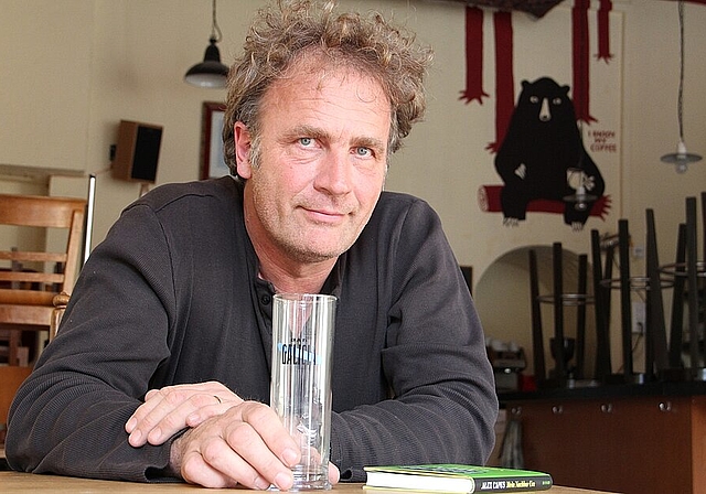Alex Capus im Galicia - seiner Bar mit einem Hauch Spanien und eigenem Oltner Bier. mim)