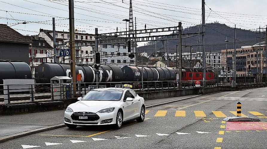 Leere Taxistandplätze am Bahnhof: Der Umsatz im Oltner Taxigewerbe ist in der Coronakrise bei manchen um die Hälfe eingebrochen. (Bild: Franz Beidler)