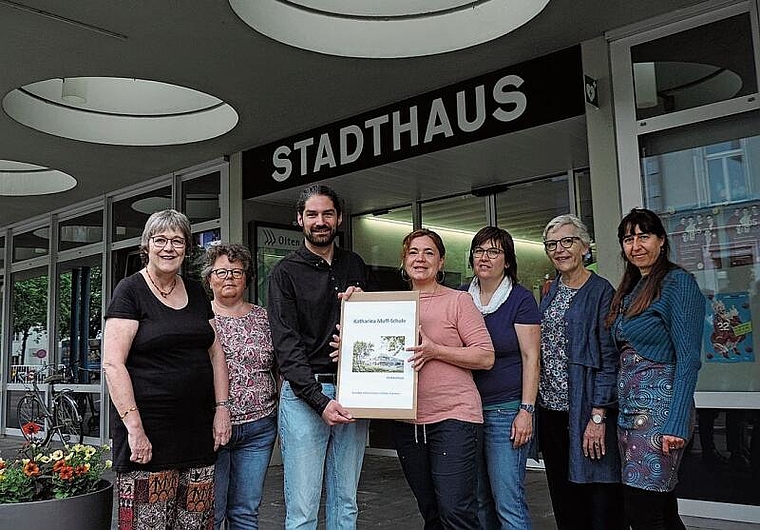 Mitglieder des elfköpfigen Komitees überreichen dem Oltner Stadtrat für Bildung und Sport, Nils Löffel, das Dossier. (Bild: ZVG)