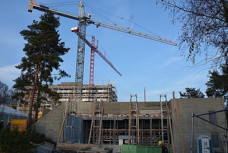 Vom Eingangsbereich des Hallenbads ist heute nicht mehr viel zu sehen. Dafür thronen zwei grosse Kräne über dem Rohbau. (Bild: vwe)
