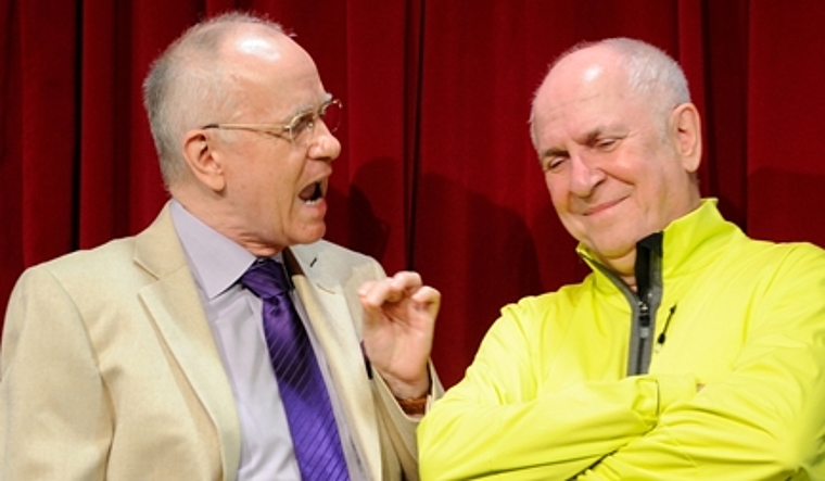 Das kongeniale Duo Lothar Bölck (r.)und Hans-Günther Pölitz der Magdeburger Zwickmühle kehren nach langer Zeit mit ihrem neuen Programm «Wir bringen uns in Form» in gewohnt bissiger Politsatire-Manier nach Olten zurück. (Bild: ZVG)
