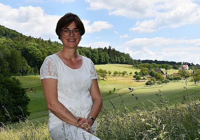 Brigitte Salvisberg vor ihrem liebsten Ausblick: Die Idylle gleich oberhalb von Olten hinter dem Wald am Mühletäli. (Bild: Franz Beidler)