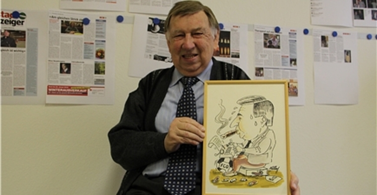 Der 75-jährige Sportjournalist Walter Ernst mit seiner Karikatur. Er ist heute als freier Journalist sportlich im Einsatz. mim)
