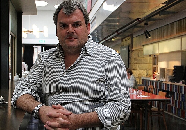 Mike Müller im Restaurant Markthalle in Zürich: Er schätzt das Leben in Zürich und hat zur Zeit alle Hände voll zu tun. mim)