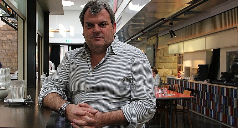 Mike Müller im Restaurant Markthalle in Zürich: Er schätzt das Leben in Zürich und hat zur Zeit alle Hände voll zu tun. mim)