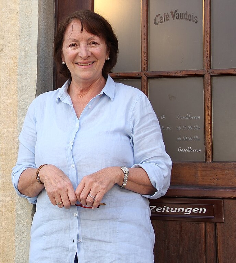 Viele Erinnerungen: Monica Zorzin vor dem Eingang zum «Tiger», wo sie ihre Kindheit und Jugend verbracht hat. (Bild: Sonja Furter)