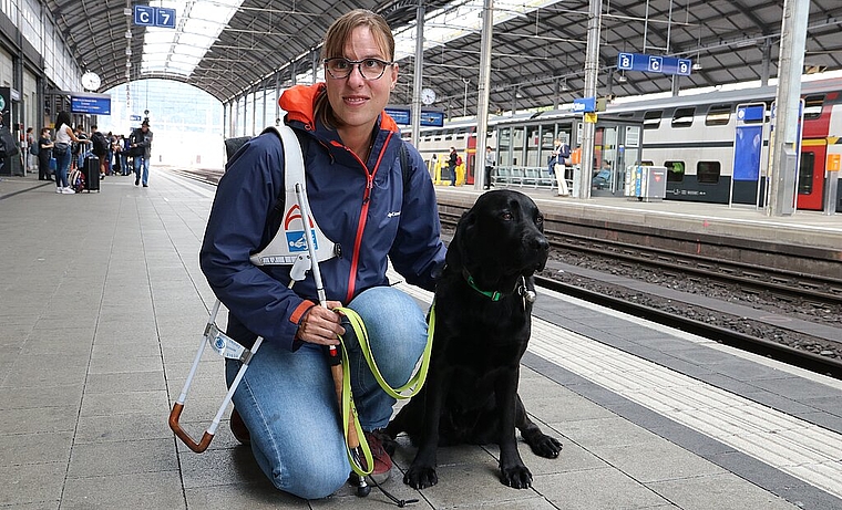FHNW-Studentin Sabine Reist pendelt mit ihrer Blindenführhündin Cassie mehrmals wöchentlich nach Olten. (Bild: mim)