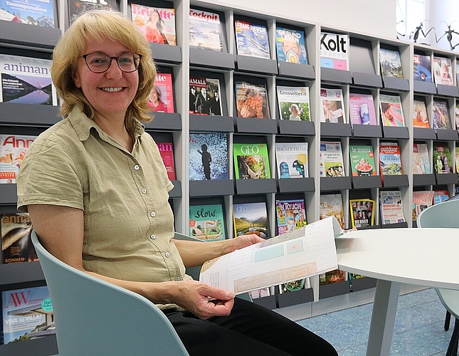 Die Stadtbibliotheksleiterin Dorothee Windlin freut sich über die neue, helle Leseecke mit verschiedenen Zeitschriften im hinteren Teil des Erdgeschosses. (Bild: mim)
